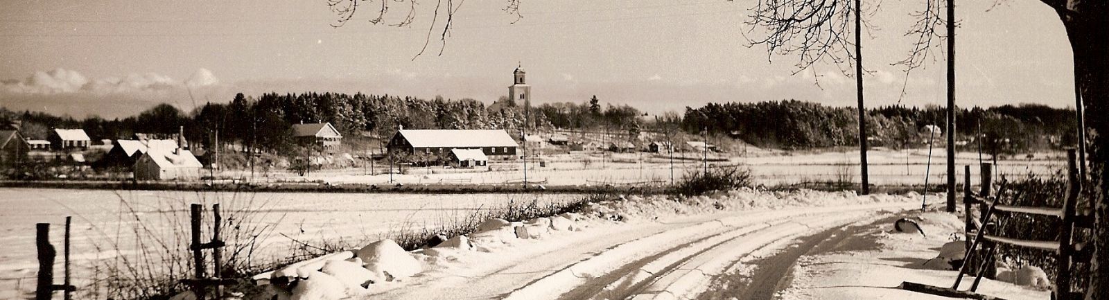 Tvings kyrka februari 1956 (beskuren). Bilden Ã¤r tagen av Ã…ke Widfeldt vars mor Olga Widfeldt Karlsson var skribent i tidningen SydÃ¶stran. Bilden har illustrerat hennes krÃ¶nikor frÃ¥n Tving-bygden.