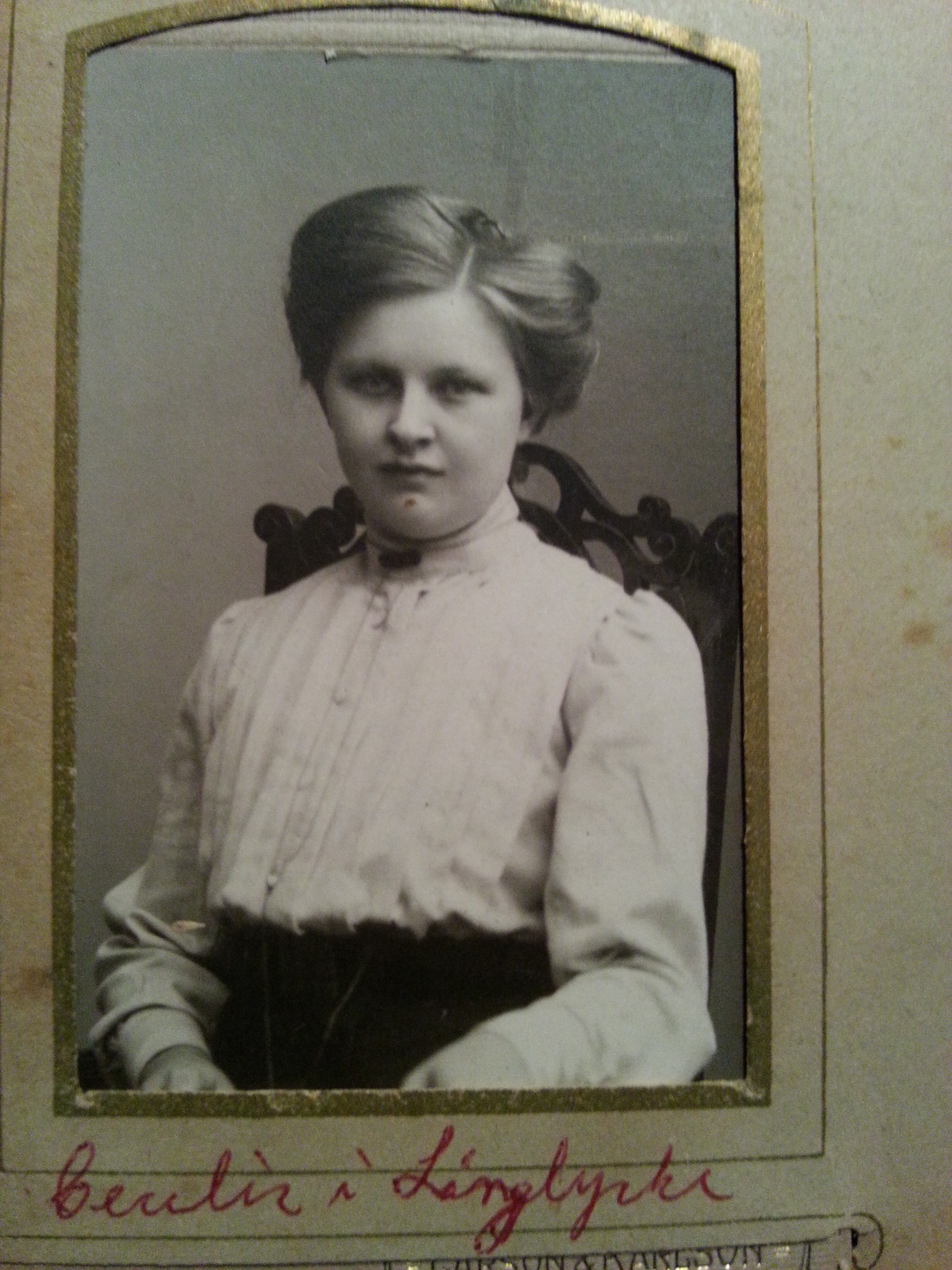 Cecilia Ã…kesson, Ã¥r 1900 bodde hon med familjen pÃ¥ LÃ¥ngelycke gÃ¥rd.








