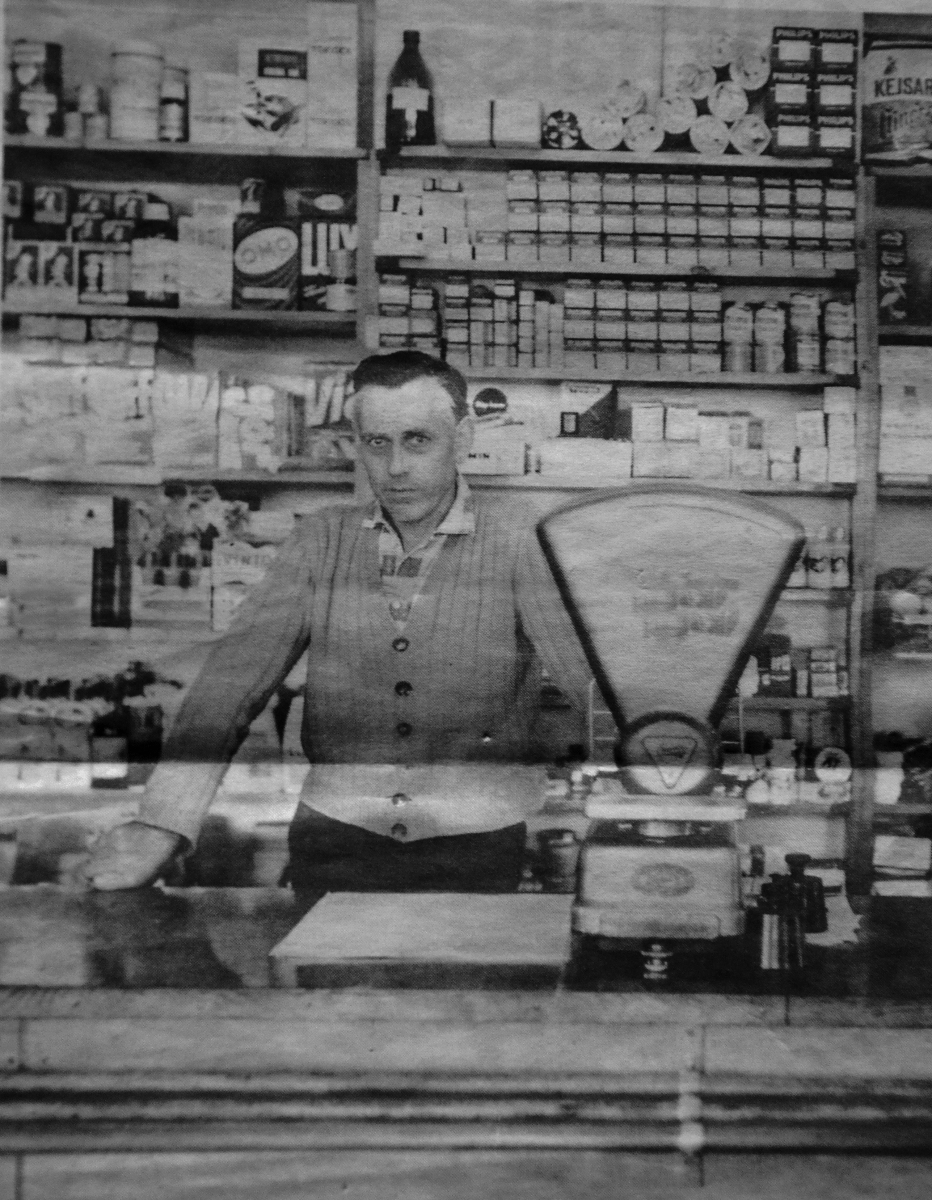 
Allan Svensson i sin butik som han stÃ¤ngde 1968.
