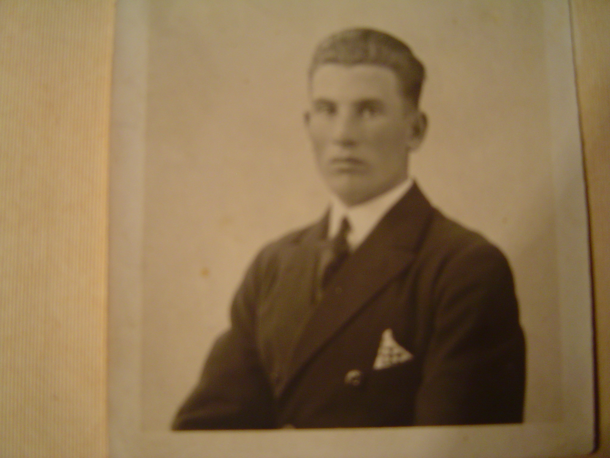 Leonard Ohlsson
Foto Ã¤r frÃ¥n hans pass nÃ¤r han utvandrade till Canada 1927.






















