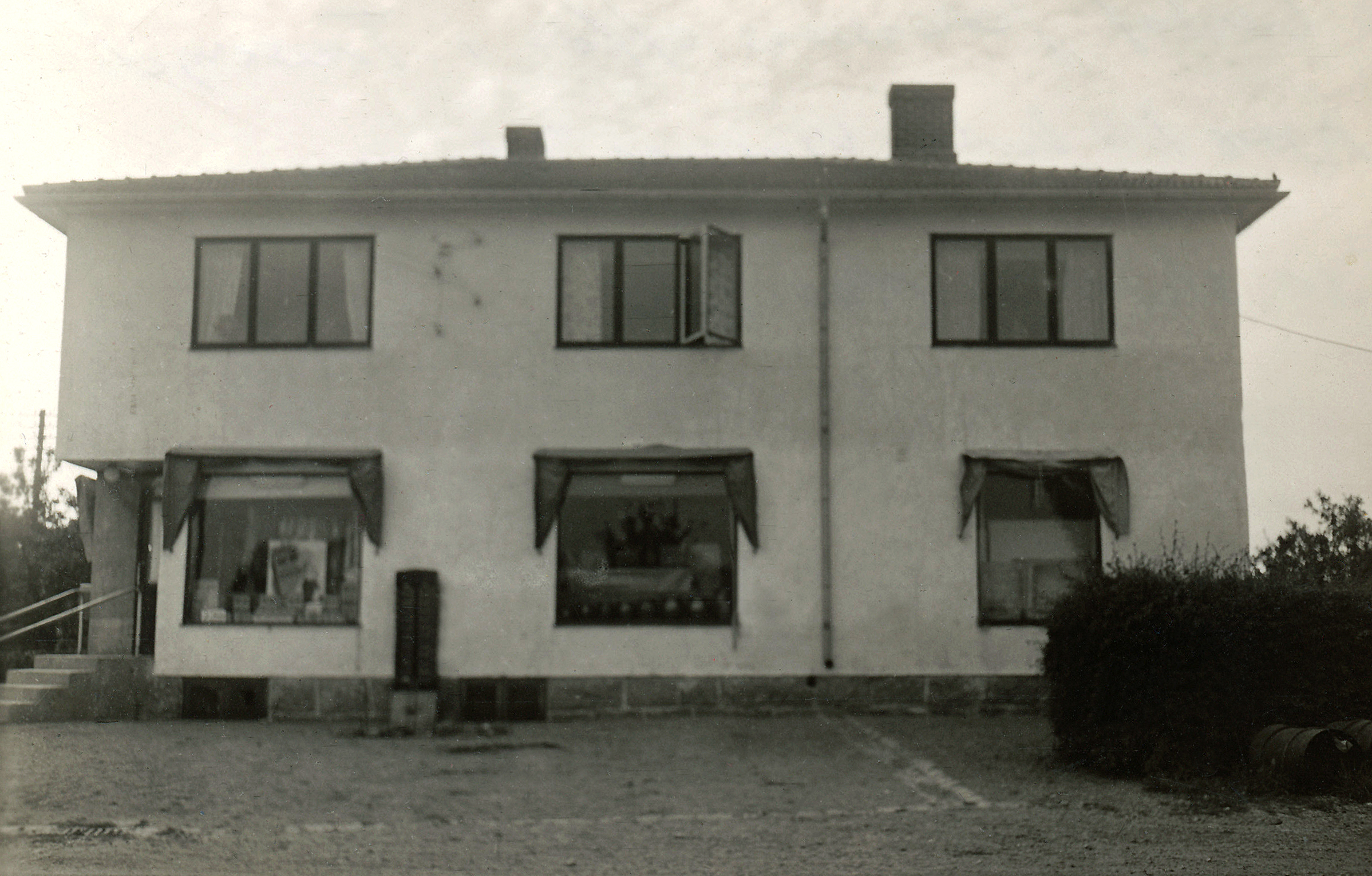 Gustaf Johanssons affÃ¤r i Truseryd. Kortet tillhÃ¶r Vivi-Ann Johansson och Ã¤r taget i slutet av 1940-talet.
