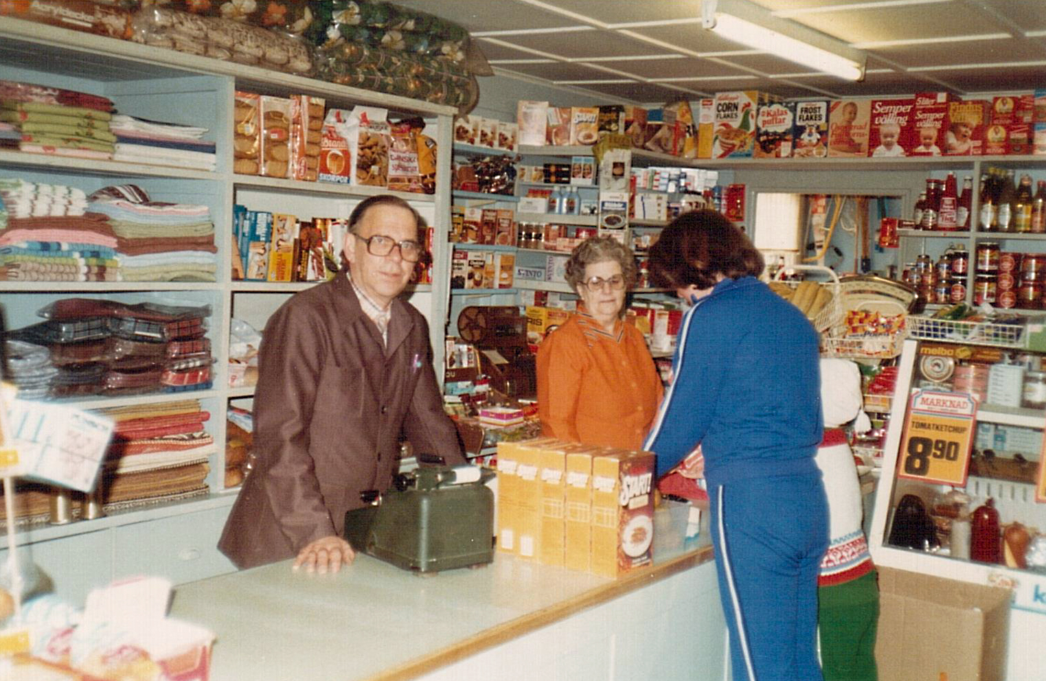 Ã…ke och Gertrud Eliasson i sin butik i Steneryd. Fotot Ã¤gs av Ingrid Larsson.
