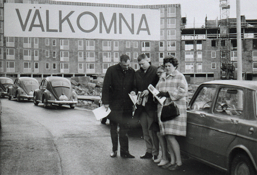 
Cirka 1970 vÃ¤lkomnades nya hyresgÃ¤ster till Kungsmarken med en stor banderoll.



