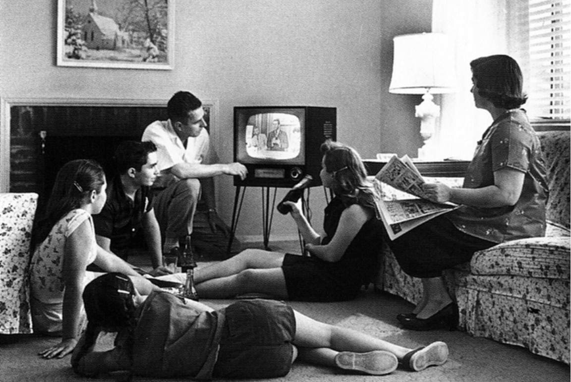 NÃ¤r teven slog igenom i mitten av det fÃ¶rra seklet blev den en samlingspunkt fÃ¶r mÃ¥nga. HÃ¤r en bild frÃ¥n en tv-kvÃ¤ll hemma hos en amerikansk familj 1958. Foto: Evert F. Baumgardner / Wikipedia
